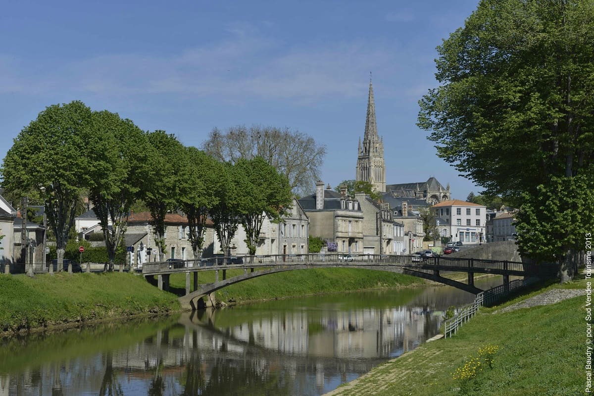 Tourisme en Vendée à la découverte de Fontenay le Comte, un village à découvrir lors de votre séjour en gite écologique en Vendée- Ecolieu La Gataudière